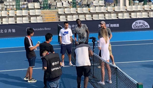 身体朝内的 身体朝内的